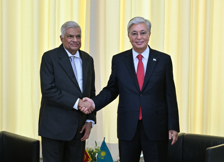 The Head of State holds a meeting with Sri Lanka President Ranil Wickremesinghe